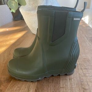Sorel Joan Rain Chelsea Ankle Bootie Rubber Women's Olive Green Wedge Boots  8